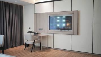 Kamar Deluks | Meja kerja, setrika/meja setrika, Wi-Fi gratis, dan seprai linen