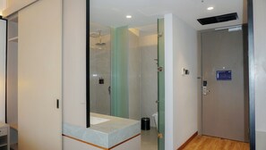 Superior Room | Bathroom | Shower, hair dryer, bidet, towels - Nusatu by ARTOTEL - Semarang (Semarang)