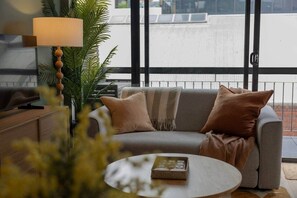 TV, stereo - Laneway Luxe | Heart of Melbourne (Melbourne)