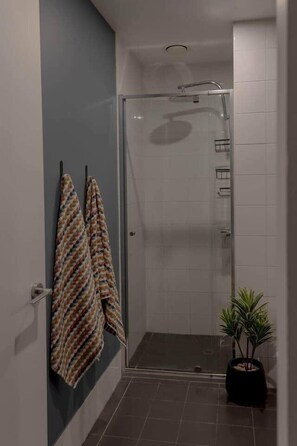 Dusche, Haartrockner, Handtücher
