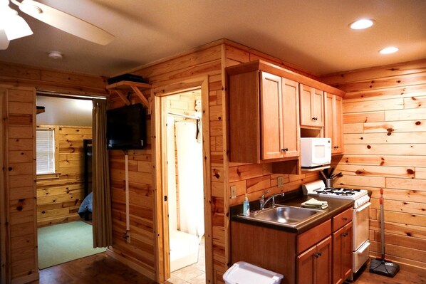 Kühlschrank, Mikrowelle, Herdplatte, Wasserkocher mit Kaffee-/Teezubehör