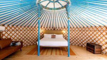 1 bedroom, desk, WiFi, bed sheets