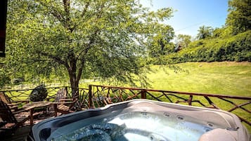 Outdoor spa tub