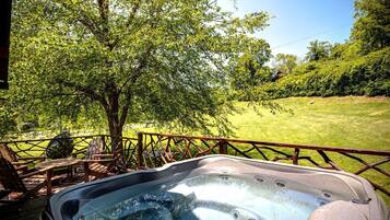 Outdoor spa tub