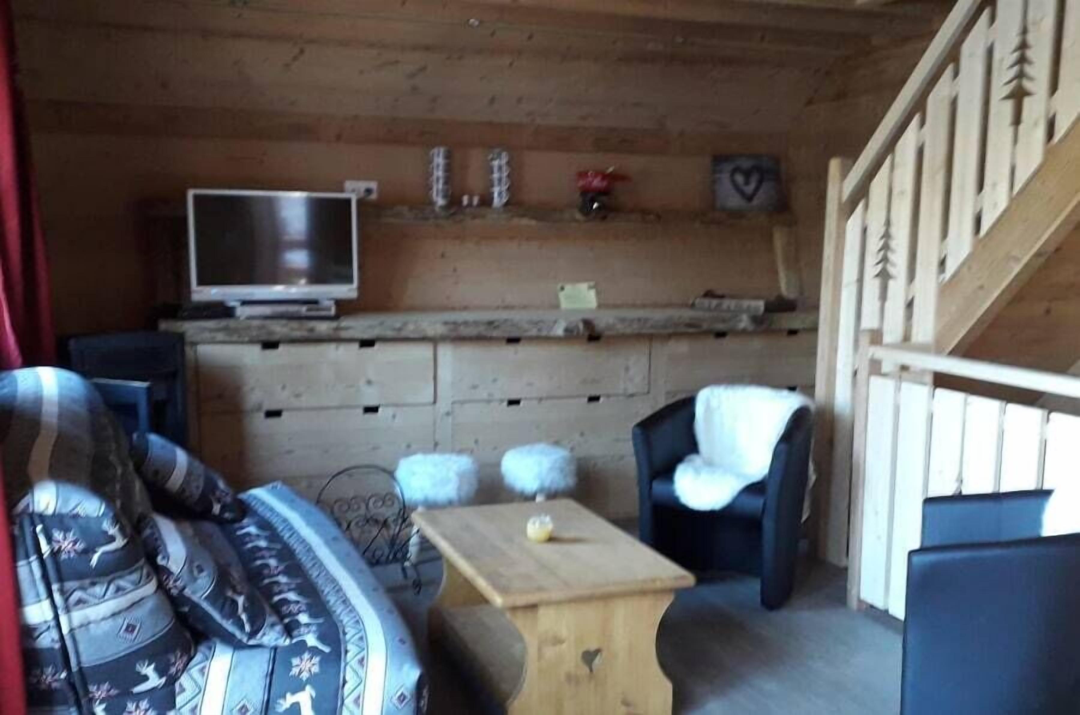 Chalet with Jacuzzi | 起居区 | 电视