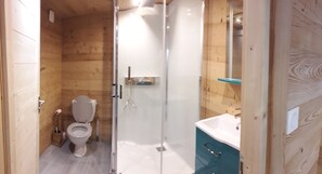 Chalet with Jacuzzi | Badezimmer