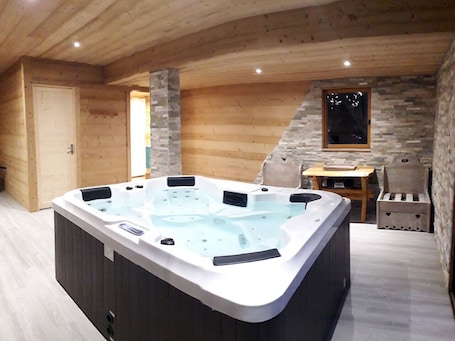 Chalet with Jacuzzi | Free WiFi