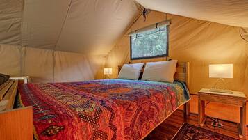 1 bedroom, bed sheets