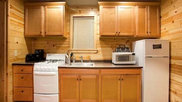 Jääkaappi, mikroaaltouuni, liesi, kahvin-/teenkeitin