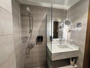 Shower, pengering rambut, sandal, dan handuk