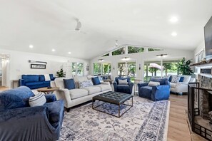 TV, fireplace, stereo - Ultimate Lakefront Cabin with Outdoor Pool in Georgia (Eatonton)