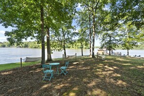 Property grounds - Ultimate Lakefront Cabin with Outdoor Pool in Georgia (Eatonton)