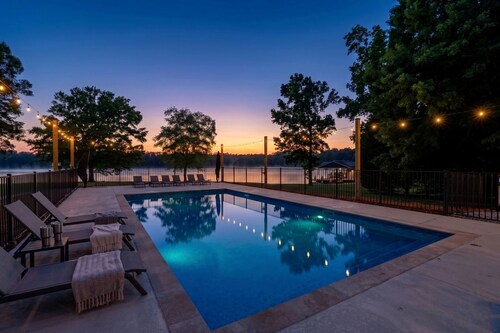 Ultimate Lakefront Cabin with Outdoor Pool in Georgia