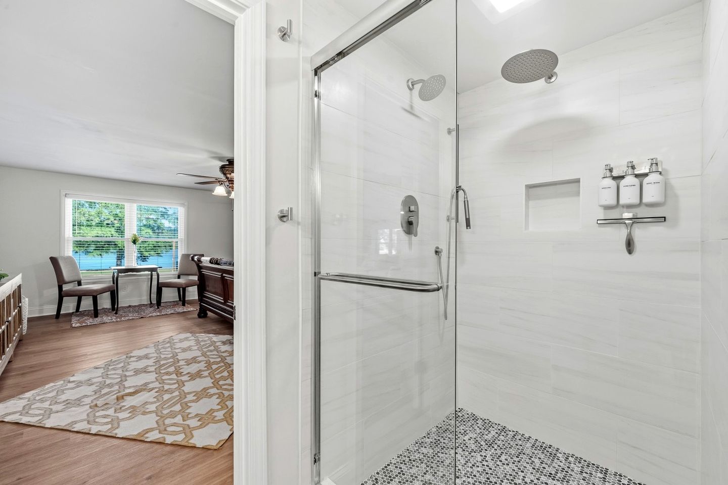 Un bagno moderno con box doccia in vetro, un water e un lavandino.