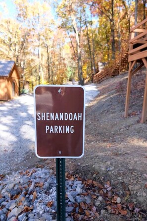 A sign indicating Shenandoah parking.