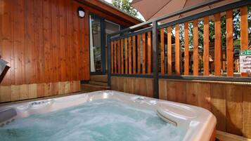 Deluxe Cabin, 2 Bedrooms (Lodge 7. Pets - With Hot tub)