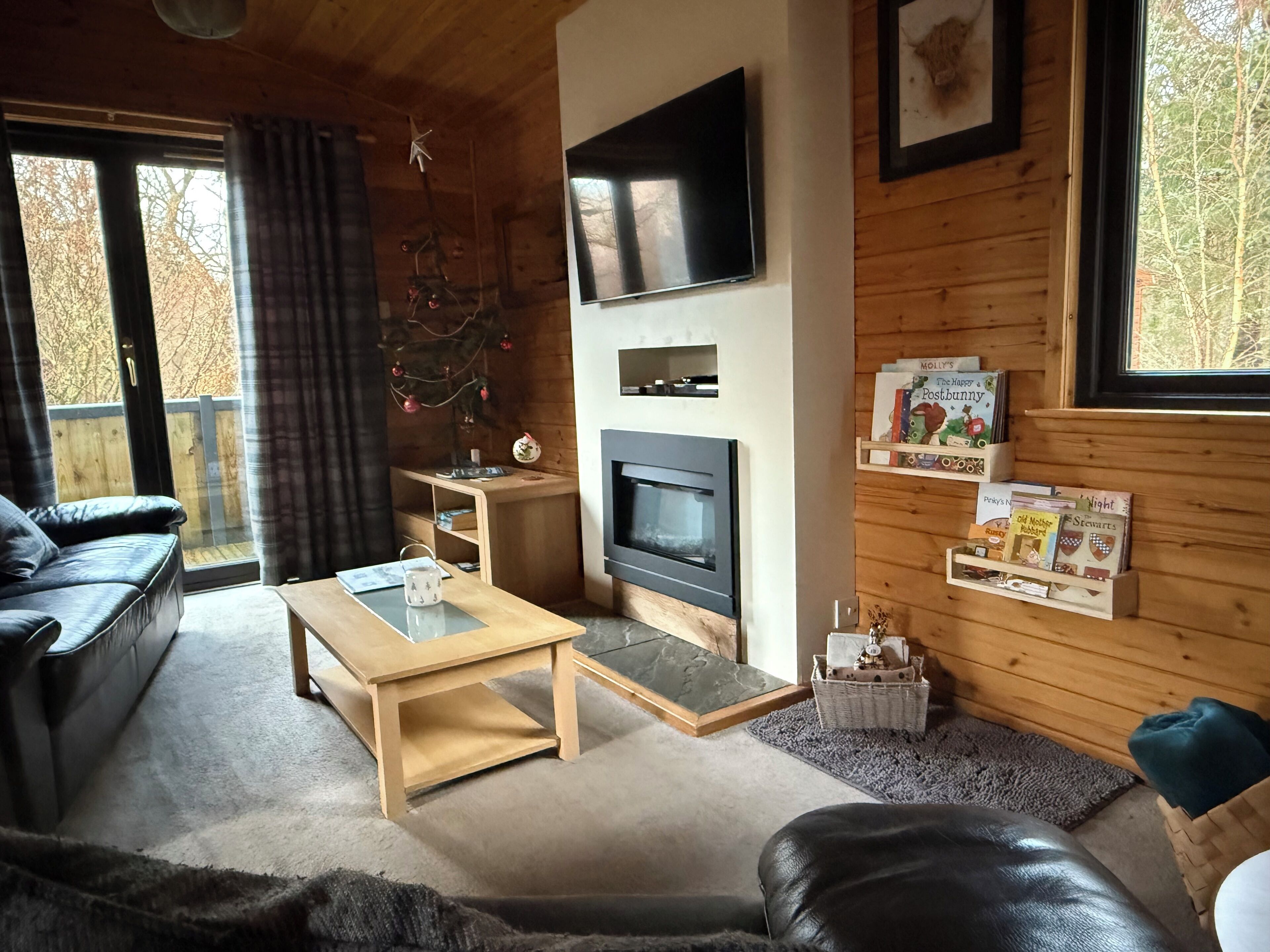 Cabana, 2 quartos (Lodges 2,3,15.   Pets - With Hot tub) | Ferros/tábuas de passar roupa, acesso grátis à internet com fio