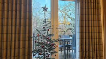 Standard Cabin, 2 Bedrooms (Lodge 15. Pets - With Hot Tub) | Living area