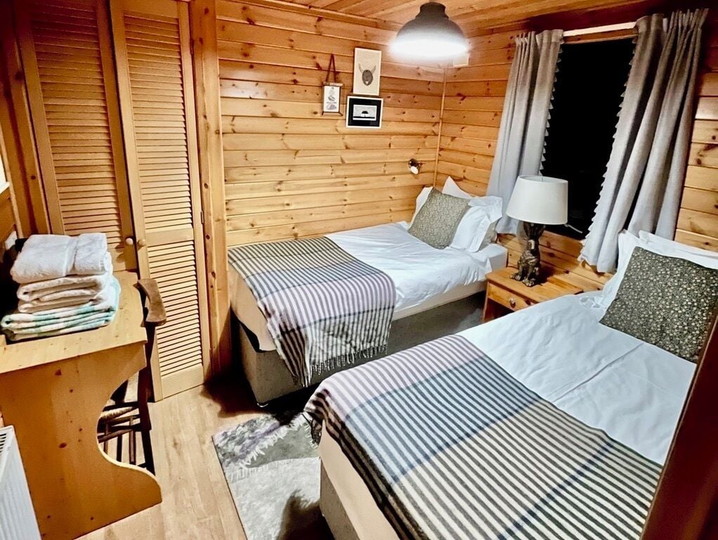 Stuga Superior - 3 sovrum (Lodge 4. Pets -With Hot tub) | Strykjärn/strykbräda, gratis barnsängar och resesäng