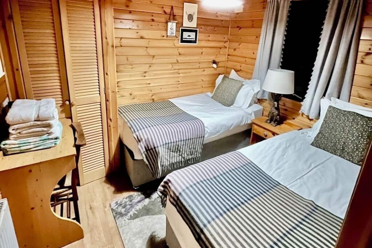 Cabana superior, 3 quartos (Lodge 4. Pets -With Hot tub) | Ferros/tábuas de passar roupa, berços grátis, berço de viagem