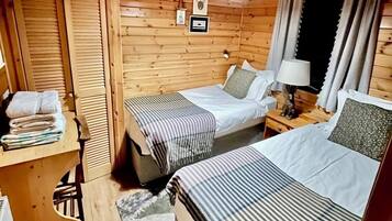 Superior Cabin, 3 Bedrooms (Lodge 4. Pets -With Hot tub)