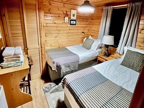 Superior huisje, 3 slaapkamers (Lodge 4. Pets -With Hot tub) | Een strijkplank/strijkijzer, gratis kabelinternet, beddengoed