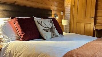 Cabana superior, 3 quartos (Lodge 6. Pets - With Hot tub) | Ferros/tábuas de passar roupa, berços grátis, berço de viagem