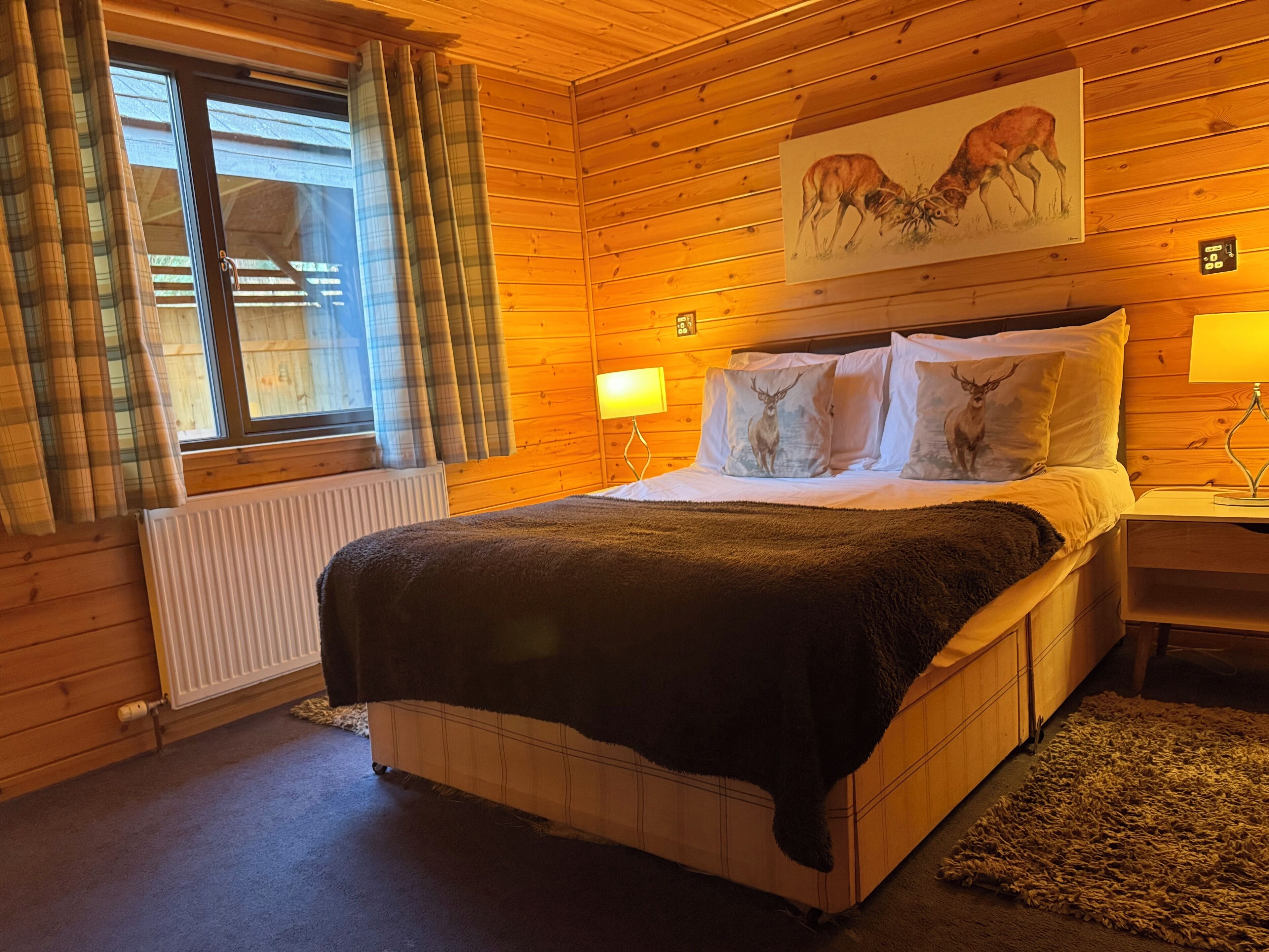 Cabana standard, 2 quartos (Lodge 2. Pets -With Hot Tub) | Ferros/tábuas de passar roupa, acesso grátis à internet com fio