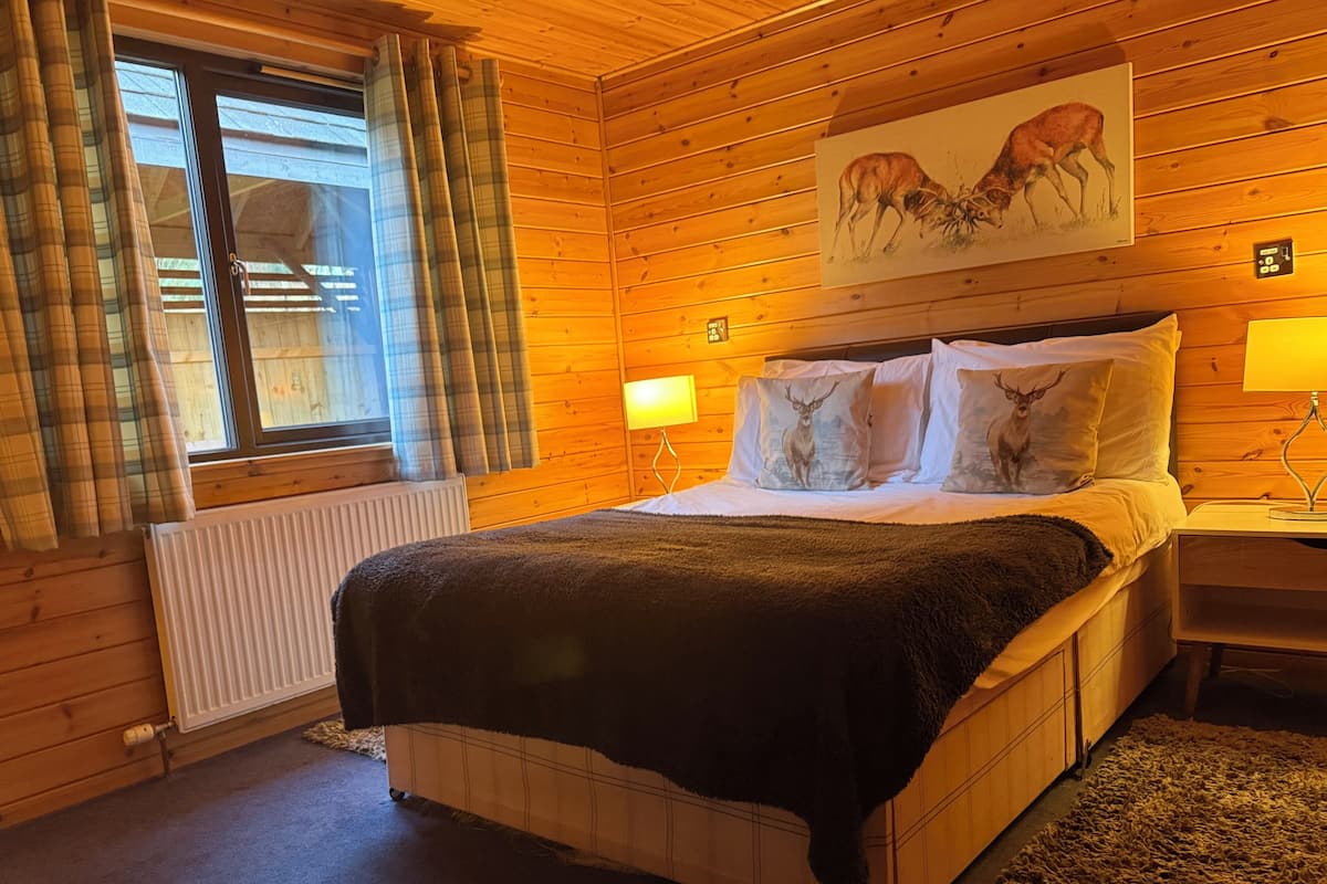 Cabana standard, 2 quartos (Lodge 2. Pets -With Hot Tub) | Ferros/tábuas de passar roupa, acesso grátis à internet com fio