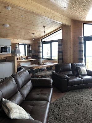 Stuga Superior - 2 sovrum (Lodge 16. Pets - With Hot tub) | Strykjärn/strykbräda, gratis barnsängar och resesäng