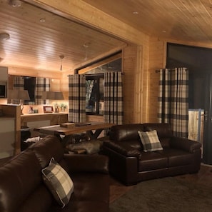 Stuga Superior - 2 sovrum (Lodge 16. Pets - With Hot tub) | Strykjärn/strykbräda, gratis barnsängar och resesäng