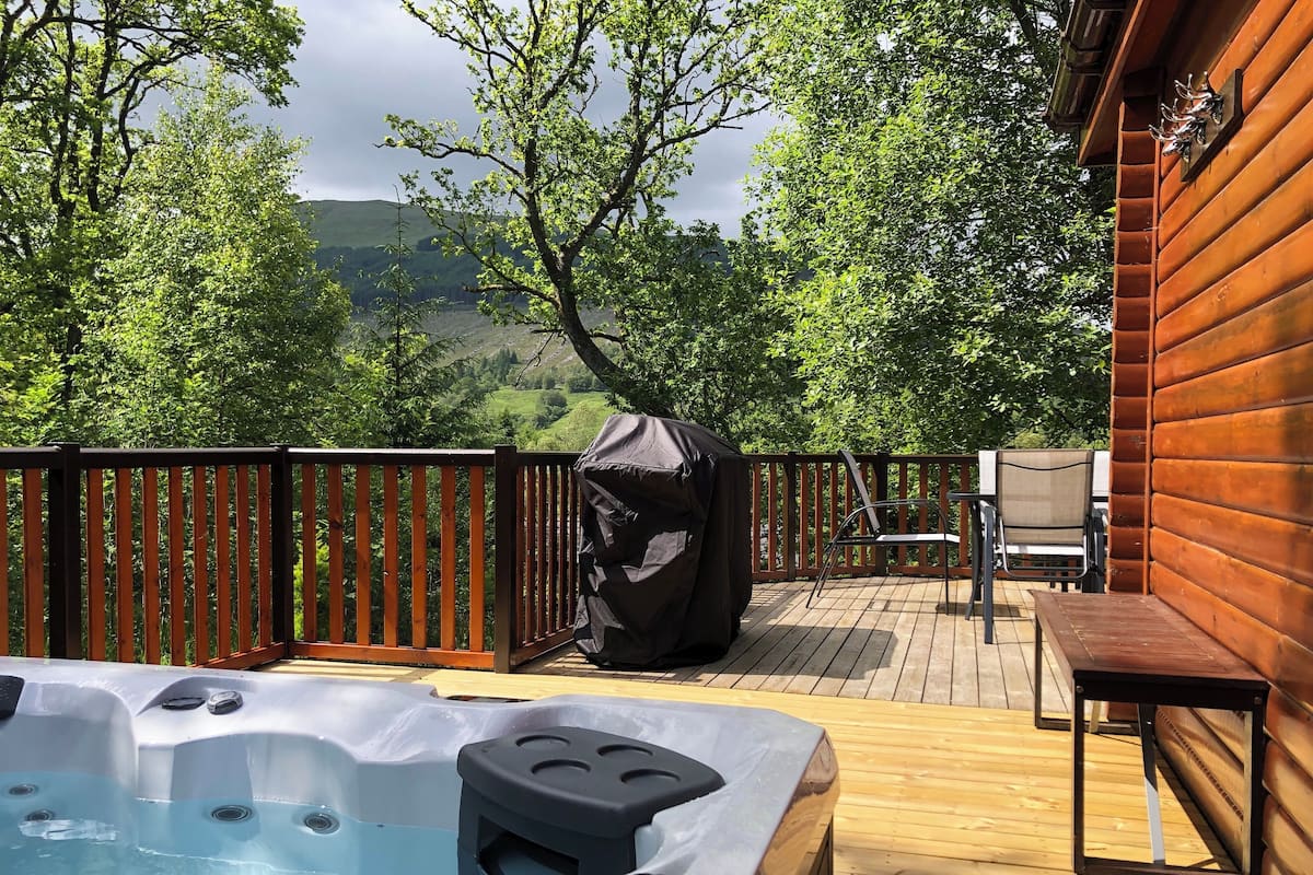 Cabana superior, 3 quartos (Lodge 5. NO Pets - With Hot tub) | Ferros/tábuas de passar roupa, berços grátis, berço de viagem