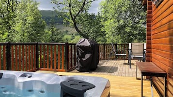 Cabana superior, 3 quartos (Lodge 5. NO Pets - With Hot tub) | Ferros/tábuas de passar roupa, berços grátis, berço de viagem