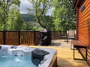 Cabana superior, 3 quartos (Lodge 5. NO Pets - With Hot tub) | Ferros/tábuas de passar roupa, acesso grátis à internet com fio