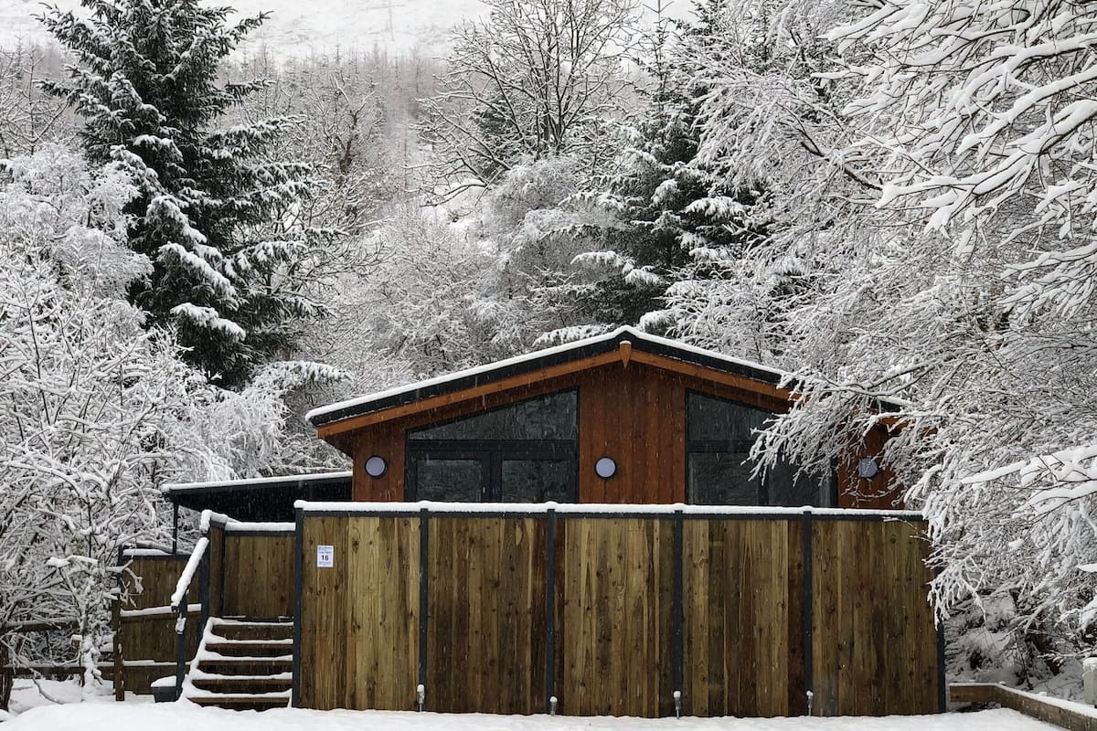 Cabana superior, 2 quartos (Lodge 16. Pets - With Hot tub) | Ferros/tábuas de passar roupa, berços grátis, berço de viagem