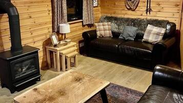 Cabana superior, 3 quartos (Lodge 4. Pets -With Hot tub) | Ferros/tábuas de passar roupa, berços grátis, berço de viagem