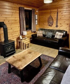 Cabana superior, 3 quartos (Lodge 4. Pets -With Hot tub) | Ferros/tábuas de passar roupa, berços grátis, berço de viagem