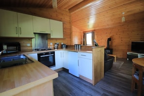 Stuga - 2 sovrum (Lodges 2,3,15. Pets - With Hot tub) | Strykjärn/strykbräda, gratis barnsängar och resesäng