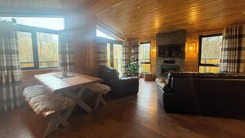 Superior Cabin, 2 Bedrooms (Lodge 16. Pets - With Hot tub) | Iron/ironing board, free wired internet, bed sheets