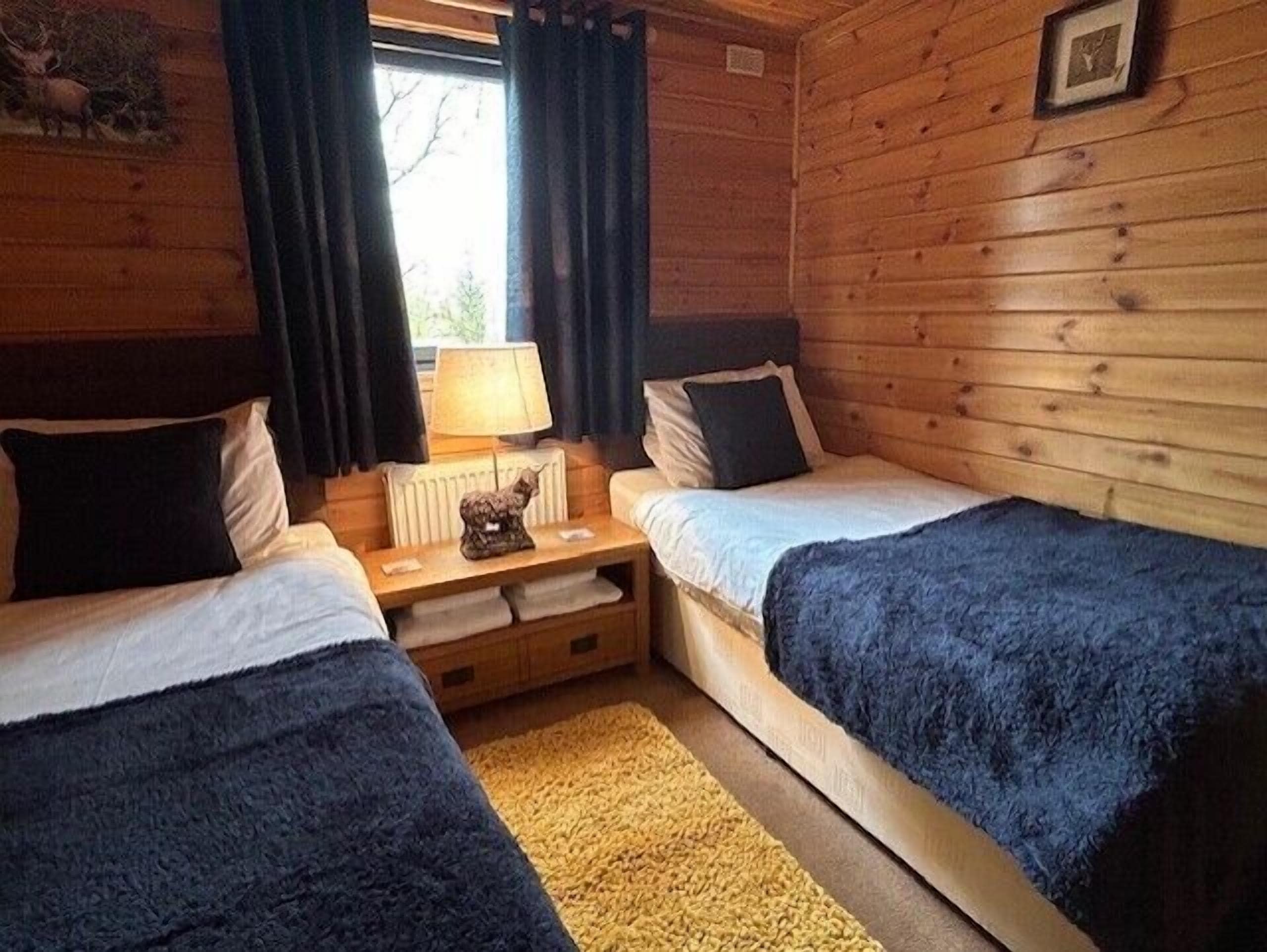 Cabane Supérieure, 3 chambres (Lodge 6. Pets - With Hot tub) | Fer et planche à repasser, lits bébé (gratuits), lit parapluie