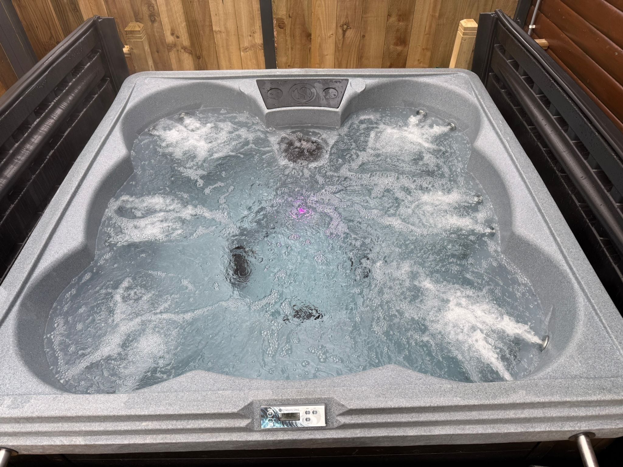 Superior Cabin, 3 Bedrooms (Lodge 6. Pets - With Hot tub)