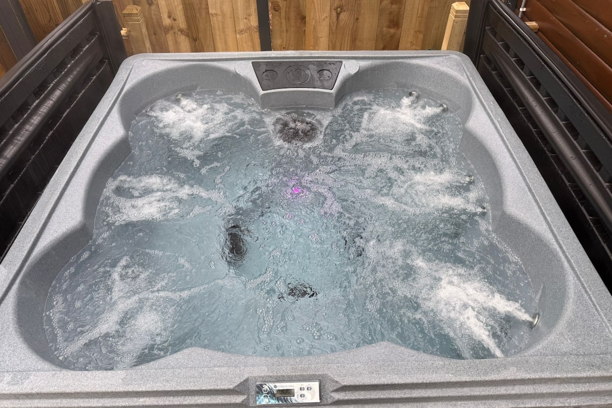 Superior Cabin, 3 Bedrooms (Lodge 6. Pets - With Hot tub)