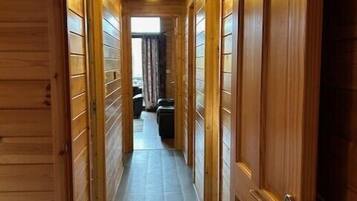 Cabana superior, 3 quartos (Lodge 6. Pets - With Hot tub) | Ferros/tábuas de passar roupa, berços grátis, berço de viagem