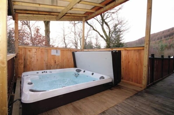 Standaard huisje, 2 slaapkamers (Lodge 3. Pets - With Hot Tub) | Een strijkplank/strijkijzer, gratis kabelinternet, beddengoed