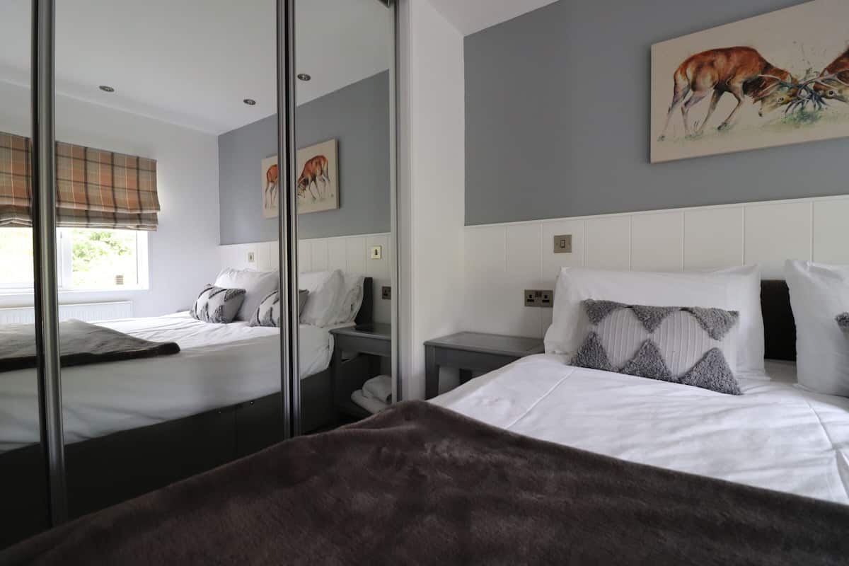 Cabana, 2 quartos (Lodges 2,3,15. Pets - With Hot tub) | Ferros/tábuas de passar roupa, berços grátis, berço de viagem