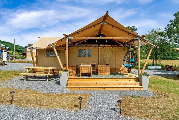 Outdoor dining - Beautiful Secluded Tented Cabin with Fire Pit in Sevierville, Tennessee (Sevierville)