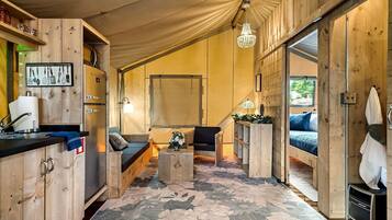 Escritorio, wifi y ropa de cama