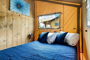 2 bedrooms, desk, WiFi, bed sheets - Beautiful Secluded Tented Cabin with Fire Pit in Sevierville, Tennessee (Sevierville)