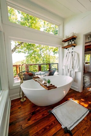 Een bubbelbad, een haardroger, handdoeken, zeep