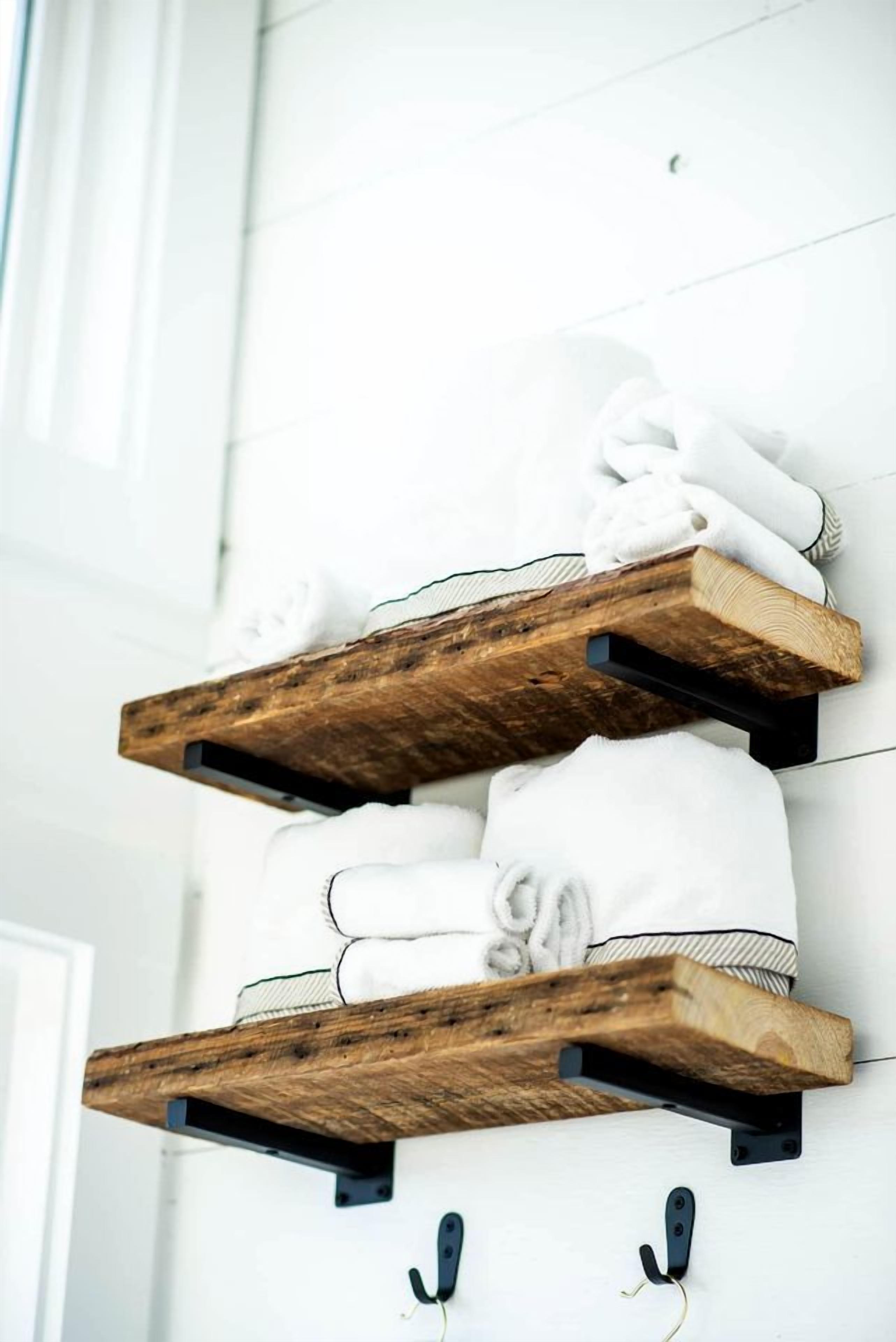 Een houten plank met handdoeken en een paar schoenen.